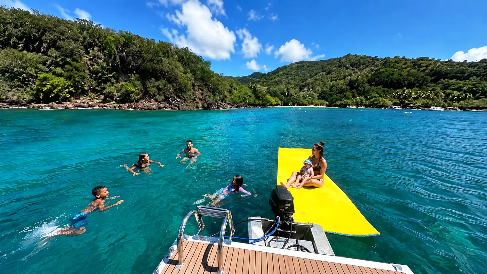 Relax Boat à Bouillante pour une sortie détente et snorkeling en Guadeloupe
